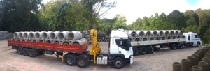 Caminhão Concretos Florense com Tubos de Concreto