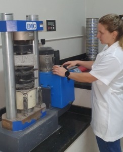 Laboratório onde são realizados os ensaios na Concretos Florense